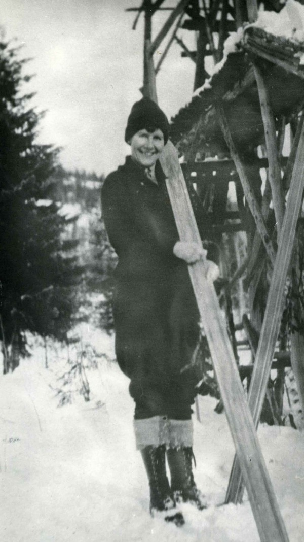 photograph of Isabel Coursier holding jumping skis