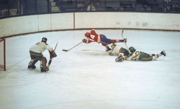 Photograph of Bob Gainey playing hockey