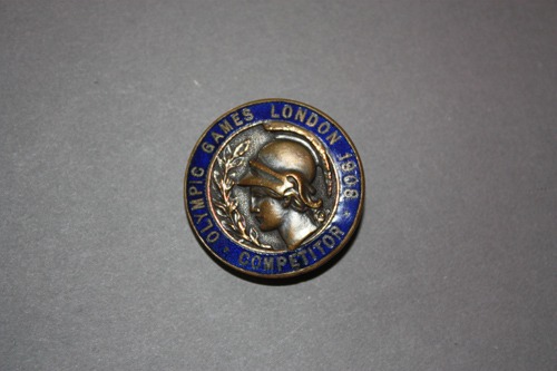 enameled pin with head wearing helmet and LONDON 1908