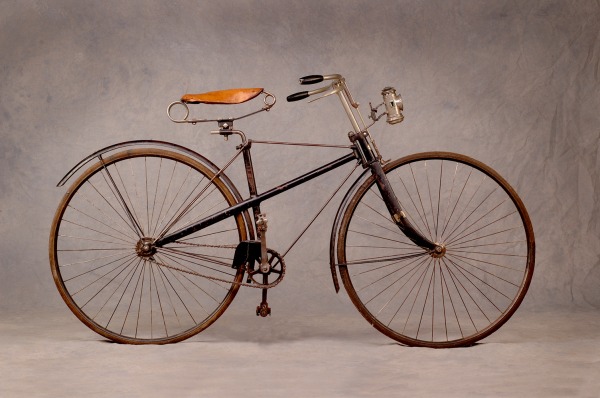 Hartford cross-frame bicycle with leather seat and front headlamp
