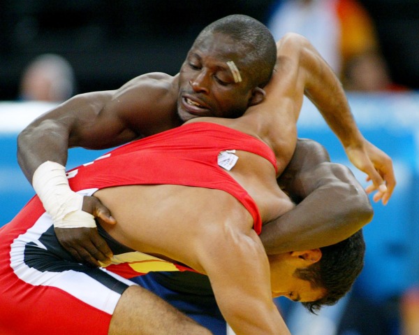 photograph of Daniel Igali wrestling with opponent