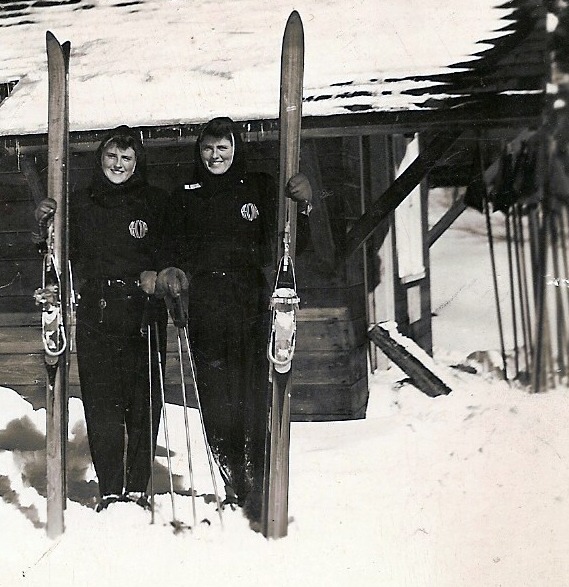 photograph of Rhona and Rhoda Wurtele holding skis